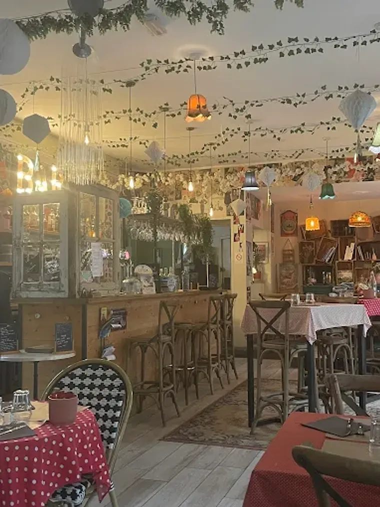 Salle intérieure des Sœurs Pinard à Lisieux, ambiance chaleureuse et vintage du soir