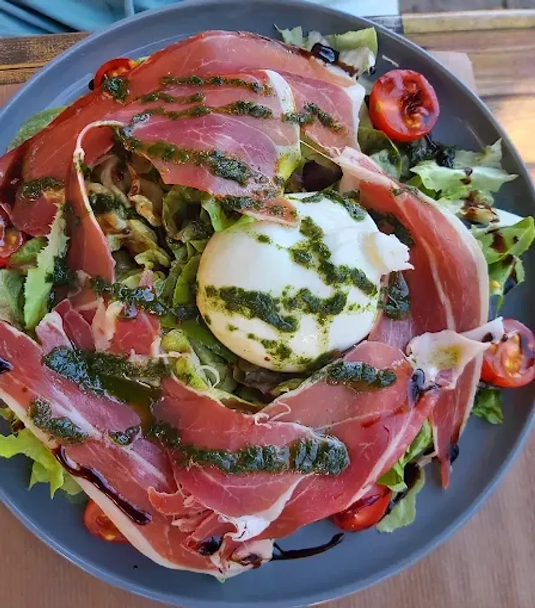 Assiette fraîche et de saison préparée maison aux Sœurs Pinard à Lisieux